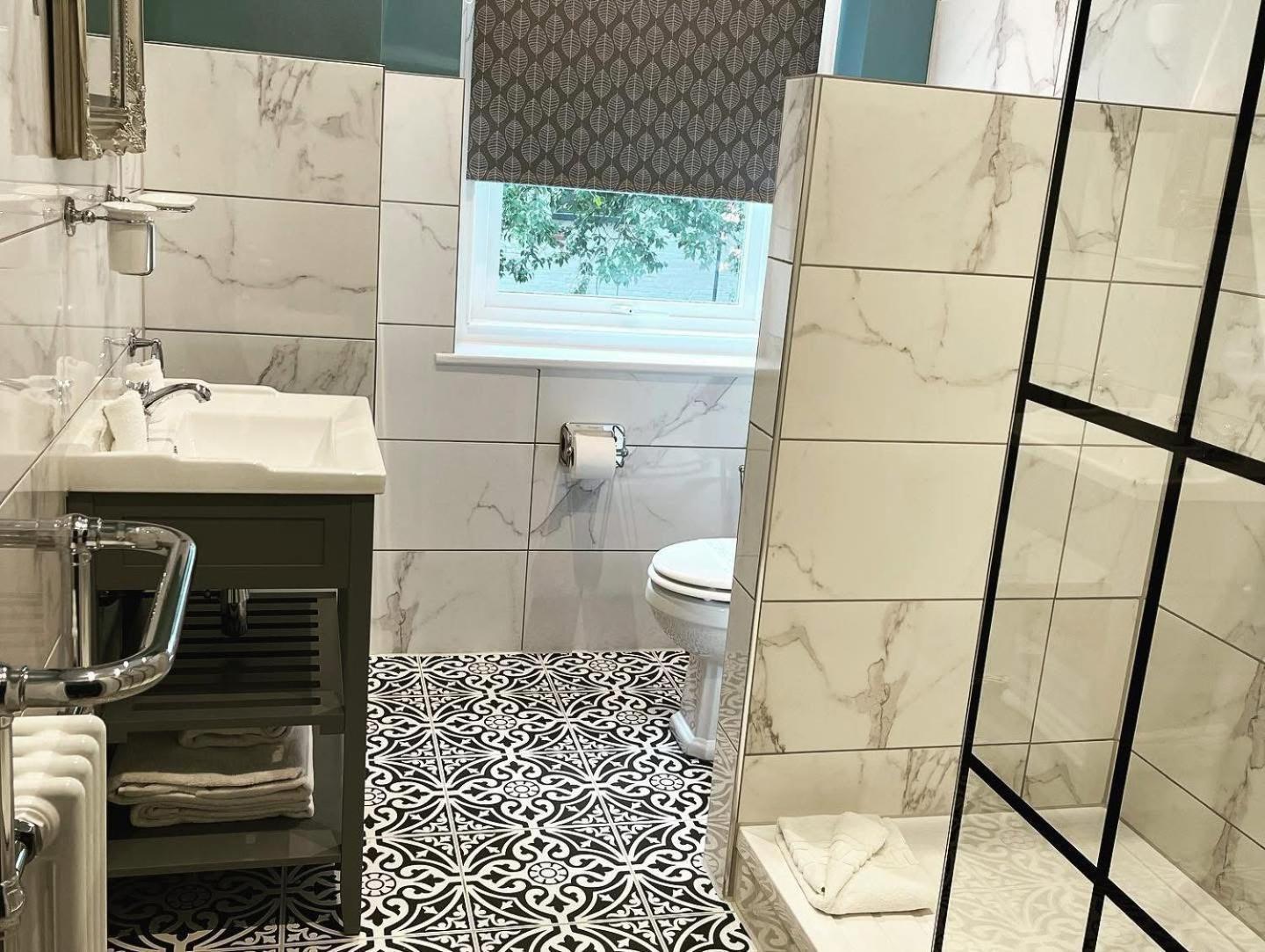 Balincourt Otel Bournemouth Dış mekan fotoğraf Bathroom with shower enclosure
