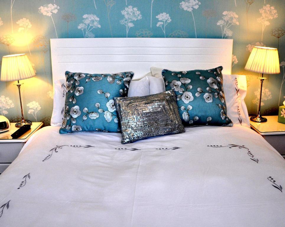 Balincourt Otel Bournemouth Oda fotoğraf A bed with cushions