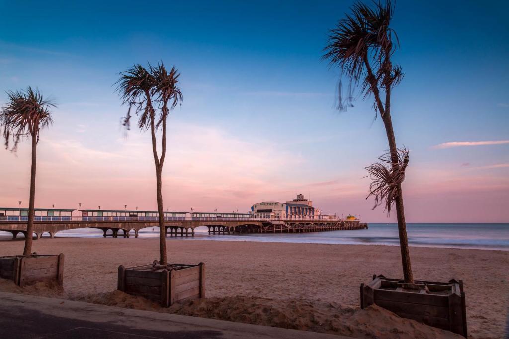 Balincourt Otel Bournemouth Dış mekan fotoğraf The beach at the end of the boardwalk