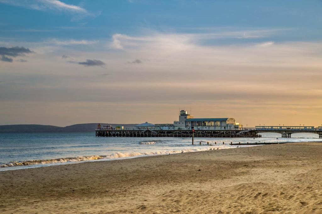 Balincourt Otel Bournemouth Dış mekan fotoğraf The pier at sunset