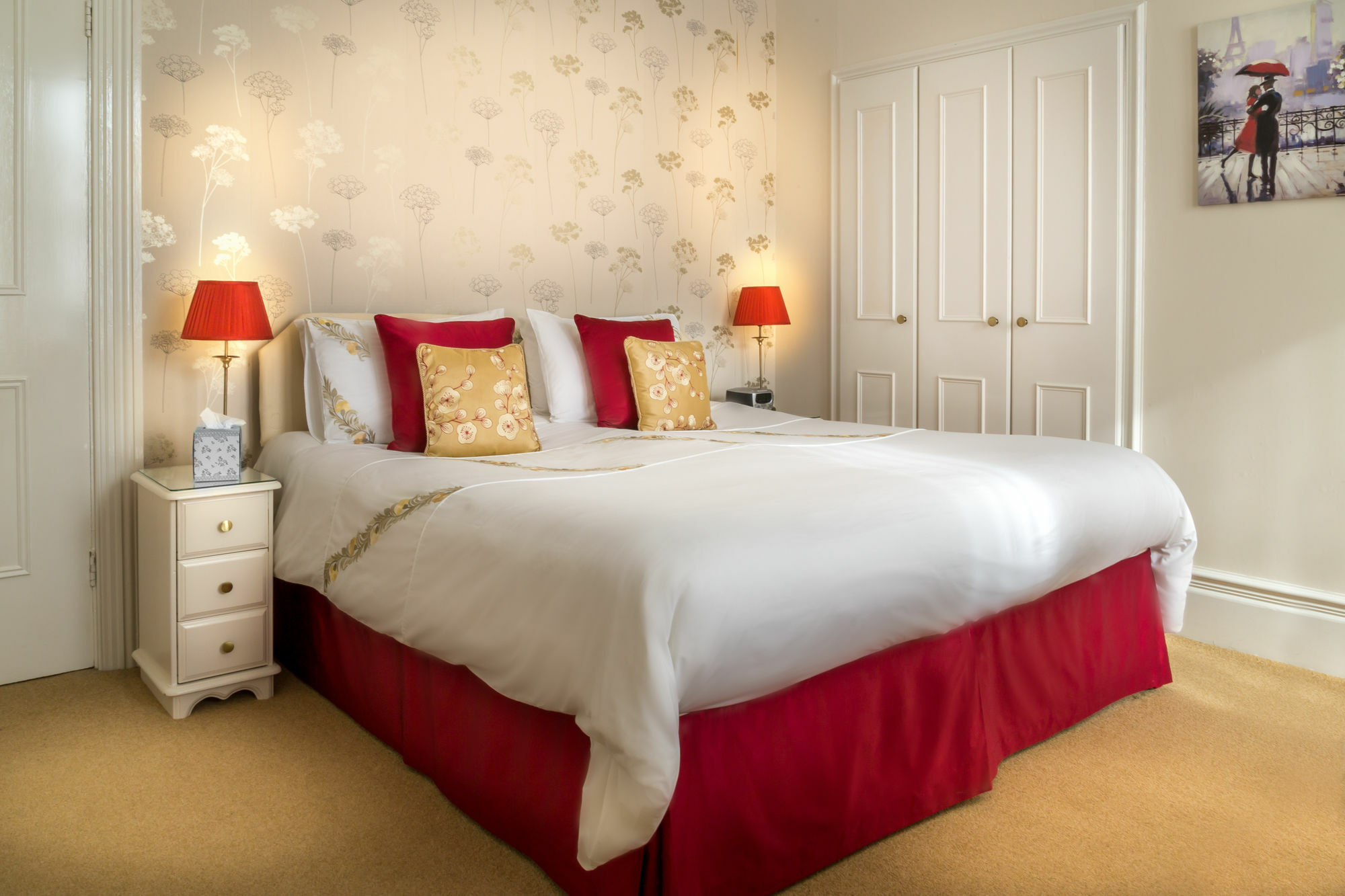 Balincourt Otel Bournemouth Dış mekan fotoğraf A bed with a bed skirt